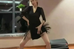 穿1毫米的裙子跳舞网友说太不容易了,穿1毫米裙子跳舞，网友感叹不易